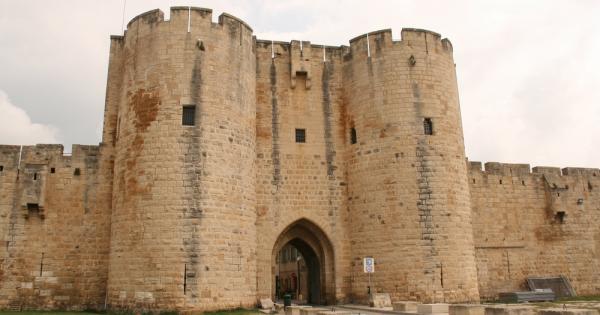 Мъдрец и неговият ученик седяли пред вратите на своя град