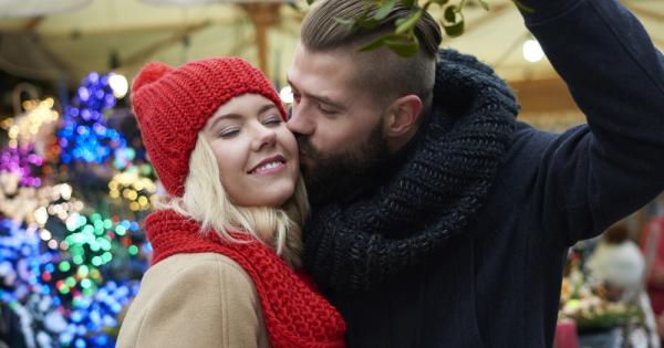 Няма холивудски филм за Коледа без целувка под на пръв
