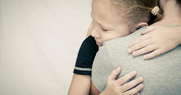 Мария играе със своя 4 годишен син – редят заедно пъзел