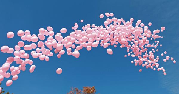Днес до пилоните на НДК 1200 розови балона полетяха към