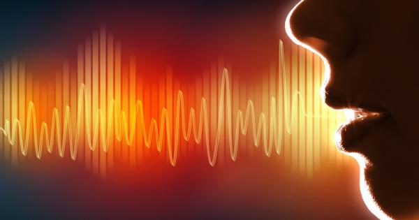 Понижаването на гласа в първите няколко секунди от общуването може