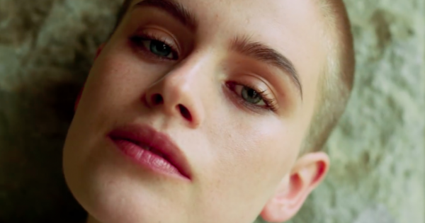 Хитът на Том Джоунс от 1971 г She s a Lady звучи