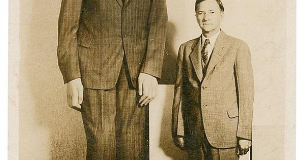 Най-високият човек в света е бил висок близо метър като