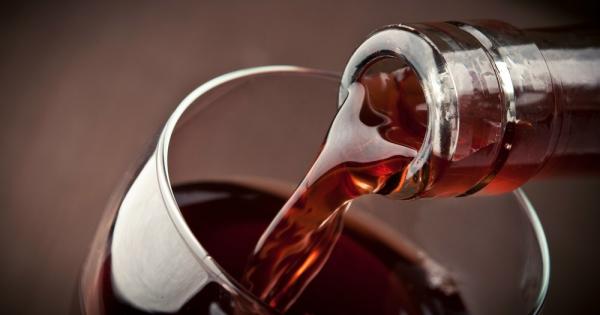 Тръгнали двама съседи на пазар да продават вино По пътя