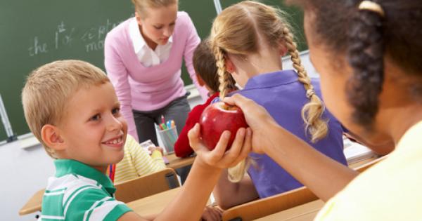 Оказва се че не само възпитанието ни учи да бъдем