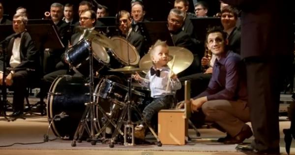 Първоначално той припка из сцената дори преплитайки леко крачета После