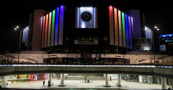 Фасадата на един от символите на столицата – Националния дворец