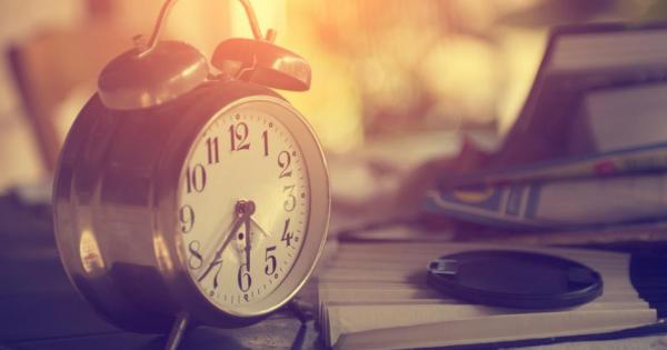 Алармата звъни Едвам отваряте лявото си око С дясната ръка