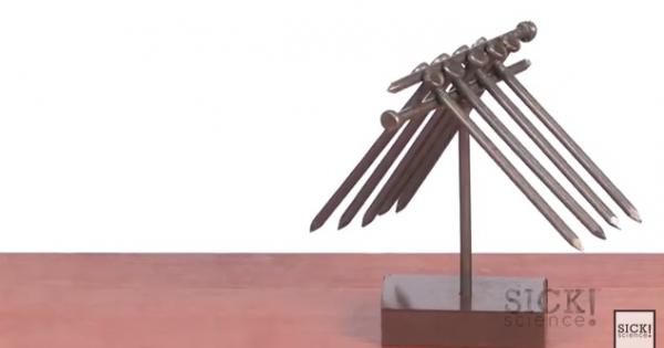 Да балансираш няколко гвоздея не е лесна задача но може