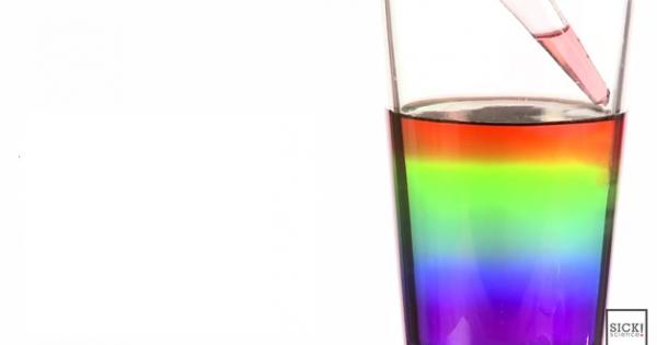 За този цветен експеримент ви трябват шест високи чаши сламка