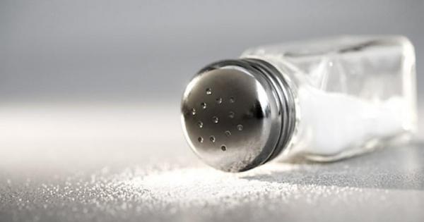 1 Разбивате белтък Добавете щипка сол и по този начин