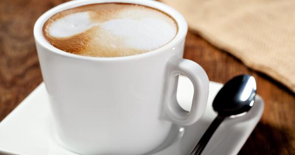 Любителите на топлата тонизираща напитка са по щастливи по спокойни и дори