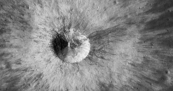 Луната е красива дори когато я наблюдаваме от прозореца на