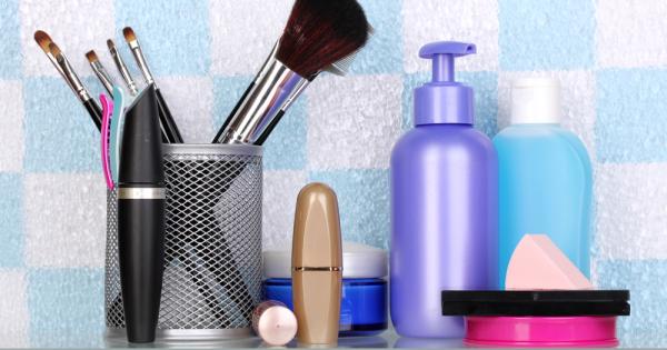 Много от нас държат тонове козметика в банята – кремове