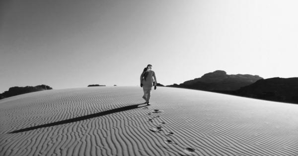 Един бедуин пътувал през пустинята със стария си болен баща