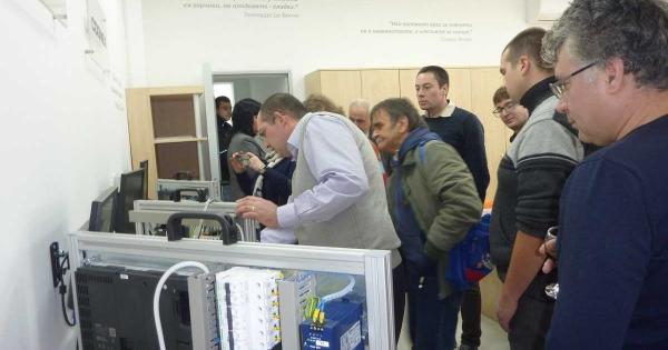 С демонстрация на възможностите на промишлен робот от направление Индустрия