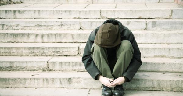 Пътувах във влака Влезе един скитник Подпухнал целият в синини