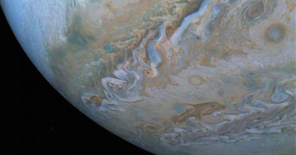 Космическият апарат Джуно на NASA направи няколко невероятно красиви снимки