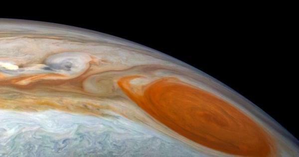 Това е Юпитер – голямото момче в Слънчевата система –