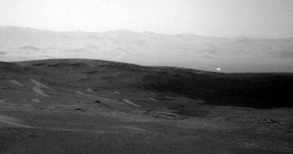 Нова снимка направена от марсохода Кюриосити на NASA улови мистериозно