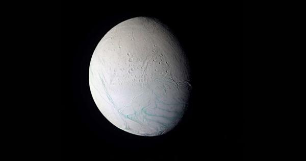 Енцелад, един от спътниците на Сатурн, продължава да изглежда като