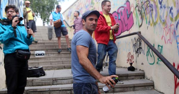 Откриваме Драго в подлеза на Южния парк нарамил стълба сред