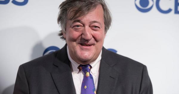 Стивън Фрай е актьор писател телевизионен и радио водещ борец