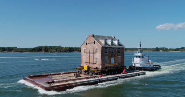 Дом преплува 80 км по река Тред Ейвън след като