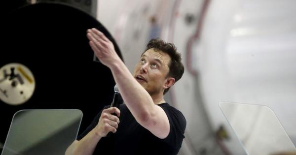 Верните последователи започват да се редят часове преди началото на