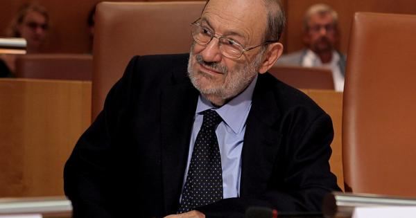 Умберто Еко 1932 г е италиански писател философ медиевист семиотик