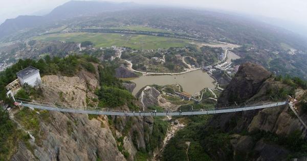Най дългата стъклена пътека в света се намира в геопарка Шиниузхай