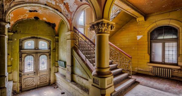 В пустеещите стари постройки има нещо необяснимо привлекателно което само