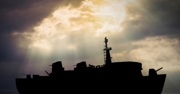 Съвременен кораб призрак натоварен с носещи зараза плъхове канибали е в