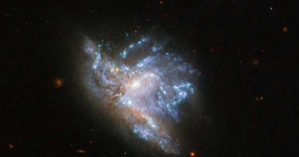 Космическият обект NGC 6052 разположен на 230 млн светлинни години