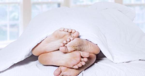 Една жена се среща със своя любовник който освен всичко