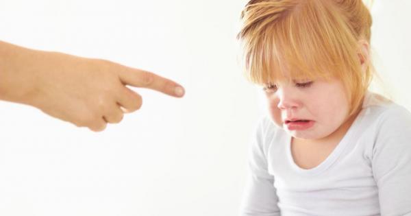 Детска площадка Тригодишно дете плаче защо иска кофичката на друго