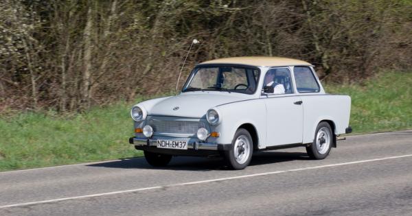 Карал си един трабантчето и на светофара се засякъл с