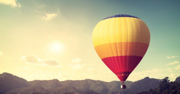 Човек летящ на въздушен балон установил че се е загубил
