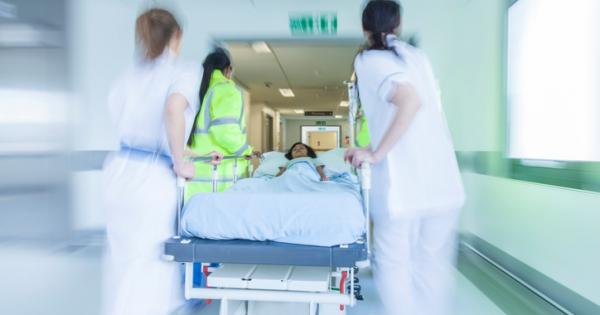 В българско спешно отделение внесли носилка с пострадал Прехвърляме го