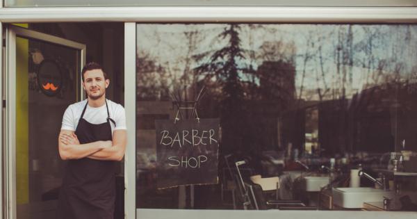 Едно момче влязло в бръснарницата Бръснарят прошепнал на клиента си Това