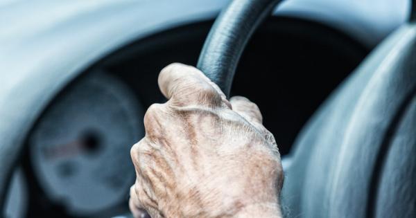 Американски учени откриха защо възрастни хора които шофират често не