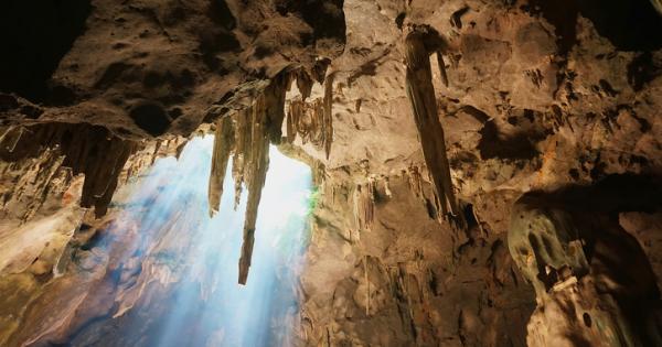 Думата сталактит на гръцки σταλάσσω означава капя този който капе