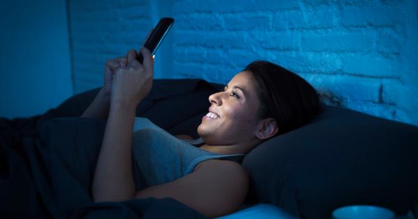 Светлината която екраните на нашите лаптопи смартфони и таблети излъчват