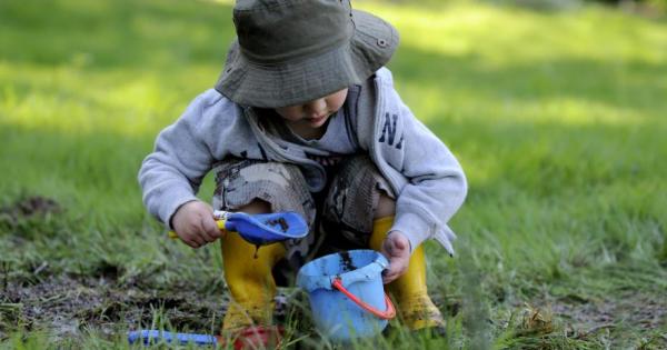 Майката изпада в паника когато види детето си в локва