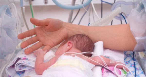 Майчиният глас стимулира развитието на недоносеното бебе установиха учени Изследването
