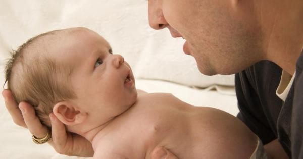 Бебета които активно играят с татко си от 3 месечна възраст на