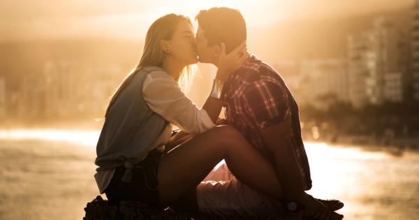 Най простото обяснение е че хората се целуват защото чувството е
