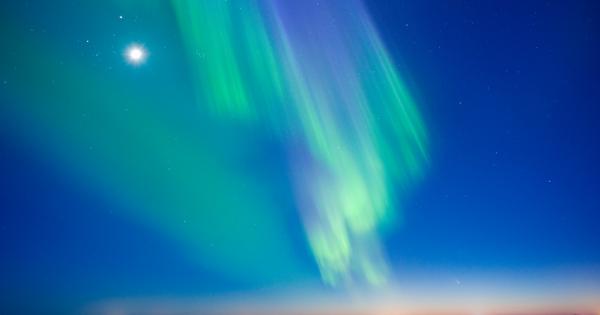 Тези изключително красиви светлинни ивици в горните слоеве на атмосферата