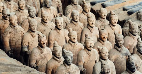 Вътре е тъмно Малкото светлина промъкваща се през оскъдните прозорци