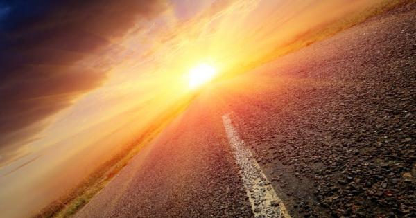 Представете си следната ситуация Тъмна нощ Вихри се силна и